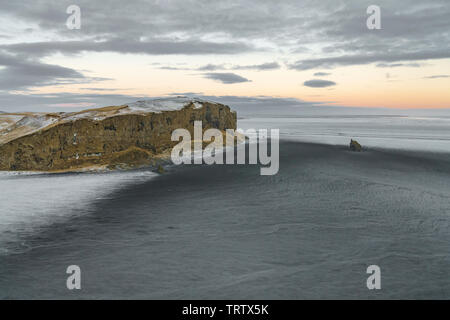 Landschaft, Hjorleifsholfdi, South Coast, Island. Der Berg ist auf der Myrdalssandur Sander in der Nähe von Vik. Stockfoto
