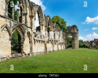 Die Ruinen der St.-mary's-abtei dating von 1088 im Museum Gardens Stadt York Yorkshire England Stockfoto