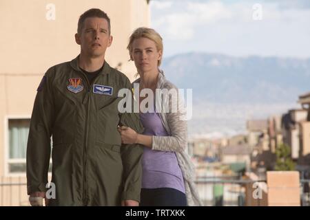 ETHAN HAWKE und JANUAR JONES in gutem KILL (2014). Copyright: Nur die redaktionelle Nutzung. Kein Merchandising oder Buch deckt. Dies ist eine öffentlich verteilten Handzettel. Zugriffsrechte nur, keine Lizenz des Urheberrechts zur Verfügung gestellt. Nur in Verbindung mit Werbung für diesen Film. Credit: SPANNUNG BILDER / Album Stockfoto