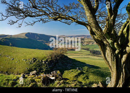 Großbritannien, Derbyshire, Peak District, Mam Tor gesehen von oben Höhle Dale Stockfoto