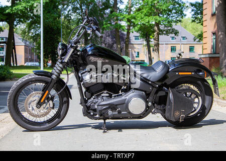 WUNSTORF/Deutschland - Juni 7,2019: Harley Davidson Motorrad steht auf einer Straße. Harley Davidson ist eine US-amerikanische Motorradhersteller in 19 gegründet. Stockfoto