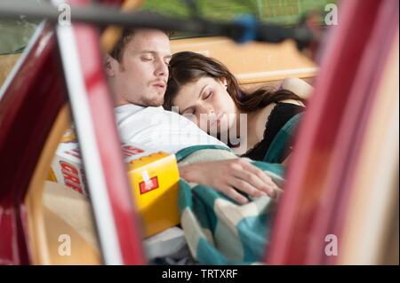 ANTON YELCHIN und ALEXANDRA DADDARIO in begraben die EX (2014). Copyright: Nur die redaktionelle Nutzung. Kein Merchandising oder Buch deckt. Dies ist eine öffentlich verteilten Handzettel. Zugriffsrechte nur, keine Lizenz des Urheberrechts zur Verfügung gestellt. Nur in Verbindung mit Werbung für diesen Film. Credit: SPANNUNG BILDER / Album Stockfoto