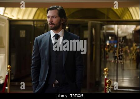 MICHIEL HUISMAN IM ZEITALTER DER ADALINE (2015). Copyright: Nur die redaktionelle Nutzung. Kein Merchandising oder Buch deckt. Dies ist eine öffentlich verteilten Handzettel. Zugriffsrechte nur, keine Lizenz des Urheberrechts zur Verfügung gestellt. Nur in Verbindung mit Werbung für diesen Film. Credit: LAKESHORE ENTERTAINMENT/PERA, DIYAH/Album Stockfoto