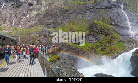 Fahrgäste aus dem Zug auf der Flam Bahn (flåmsbana) am Wasserfall Kjosfossen, Flåm, Sogn und Fjordane, Norwegen Stockfoto