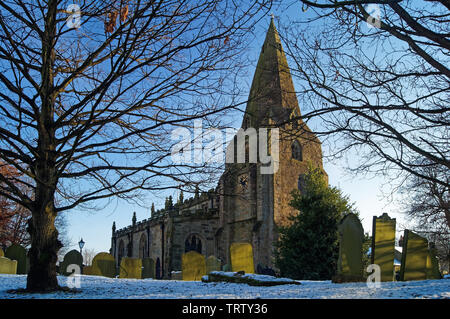 Großbritannien, Derbyshire, Peak District, Hoffnung, St Peter's Church im Winter Stockfoto