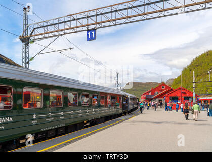 Passagiere auf der Plattform in Myrdal, Flam Bahn () Flåmsbana, Flåm, Sogn und Fjordane, Norwegen Stockfoto