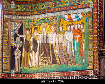 Mosaik der Kaiserin Theodora und Telefonzentralen, die Basilika von San Vitale, AD 547, Mosaik von Ravenna, Emilia-Romagna, Italien Stockfoto