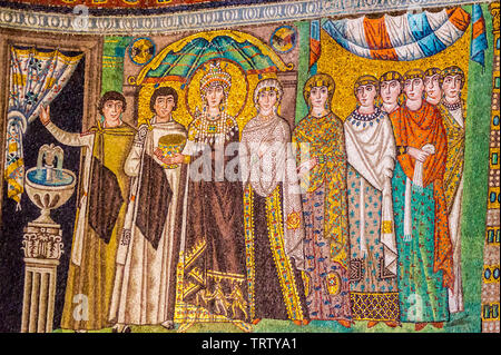 Mosaik der Kaiserin Theodora und Telefonzentralen, die Basilika von San Vitale, AD 547, Mosaik von Ravenna, Emilia-Romagna, Italien Stockfoto