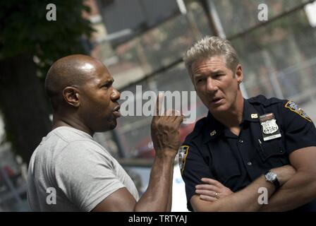 RICHARD GERE und Antoine Fuqua in Brooklyn'S FINEST (2009). Copyright: Nur die redaktionelle Nutzung. Kein Merchandising oder Buch deckt. Dies ist eine öffentlich verteilten Handzettel. Zugriffsrechte nur, keine Lizenz des Urheberrechts zur Verfügung gestellt. Nur in Verbindung mit Werbung für diesen Film. Quelle: Millennium films/Thunder Road Produktionen/Album Stockfoto