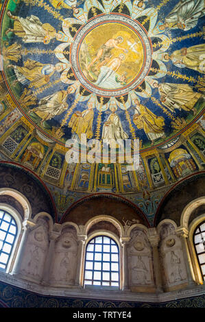 Die Mosaiken der Taufe Christi durch Johannes den Täufer und Apostel, Neonian oder orthodoxen Baptisterium, 450-475 AD, Ravenna, Emilia-Romagna, Italien Stockfoto