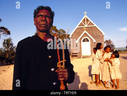 RABBIT-PROOF FENCE (2002). Copyright: Nur die redaktionelle Nutzung. Kein Merchandising oder Buch deckt. Dies ist eine öffentlich verteilten Handzettel. Zugriffsrechte nur, keine Lizenz des Urheberrechts zur Verfügung gestellt. Nur in Verbindung mit Werbung für diesen Film. Credit: RUMBARALA FILME/OLSEN ABGABE/HANWAY/AUSTRALIAN FILM FINANCE/Album Stockfoto