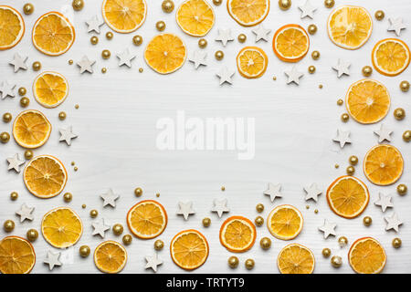Weihnachten Zusammensetzung mit getrockneten Orangen, weiße Sterne und golden Brocade Kugeln - Weißer Hintergrund Stockfoto