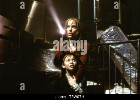 LEE CORMIE und Emma Caulfield in der Dunkelheit (2003). Copyright: Nur die redaktionelle Nutzung. Kein Merchandising oder Buch deckt. Dies ist eine öffentlich verteilten Handzettel. Zugriffsrechte nur, keine Lizenz des Urheberrechts zur Verfügung gestellt. Nur in Verbindung mit Werbung für diesen Film. Quelle: BLUE STAR PROD/entfernte Ecke ENT/VILLAGE ROADSHOW/REVOLUTIO / Holz, SUZIE/Album Stockfoto