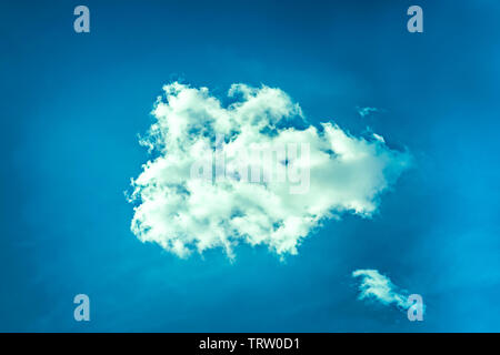 Hintergrund der abstrakten Hand eine weiße Wolke in einem klaren, blauen Himmel Wolke Computer Concept Stockfoto