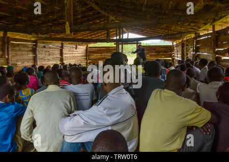 Viele Menschen auf dem Boden eines hölzernen Gebäude der Kirche in einem Dorf in Malawi eingesetzt Stockfoto