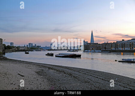 Blick auf den Shard Hochhaus Gebäude, Schiffe und Lastkähne auf der Themse bei Sonnenuntergang im Frühjahr von South London England UK KATHY DEWITT Stockfoto