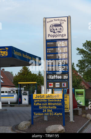 Preise auf Garage Vorplatz. Osten Frisis, Deutschland, Mai 2019 Stockfoto