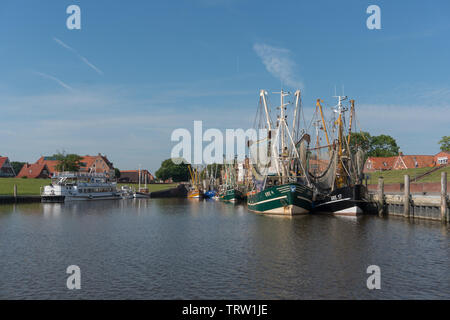 Krabbenkutter Boote iat Liegeplätze. Greetsiel. Ostfriesland. Deutschland Stockfoto