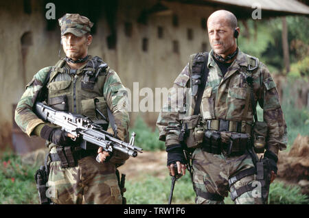 BRUCE WILLIS und Cole Hauser in Tränen der Sonne (2003). Copyright: Nur die redaktionelle Nutzung. Kein Merchandising oder Buch deckt. Dies ist eine öffentlich verteilten Handzettel. Zugriffsrechte nur, keine Lizenz des Urheberrechts zur Verfügung gestellt. Nur in Verbindung mit Werbung für diesen Film. Quelle: Columbia Pictures/MASI, FRANK/Album Stockfoto