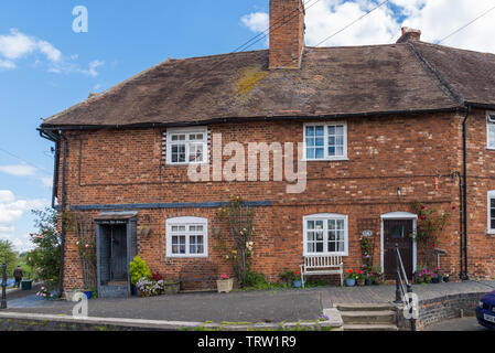 Reihe kleiner Terrassen Cottages in Mill Street, Stroud, Gloucestershire, VEREINIGTES KÖNIGREICH Stockfoto