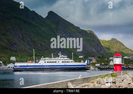 Fähre MF Landegode Abfahrt Moskenes zu Bodo, Lofoten, Norwegen. Stockfoto