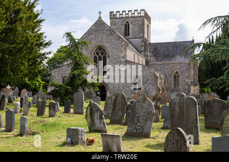 Die historische St Marys Church und ihr Kirchhof, Great Bedwyn, Wiltshire, England, Großbritannien Stockfoto