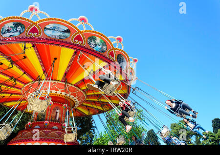 Kinder genießen, reiten ein Chairoplane Stockfoto