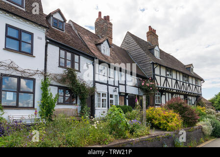 Reihe von Schwarzen und Weißen Fachwerkhäuser Ferienhäuser in St Mary's Road, Stroud, Gloucestershire, VEREINIGTES KÖNIGREICH Stockfoto