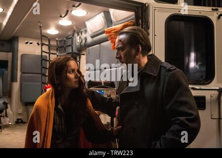 NICOLAS CAGE und Sarah Wayne Callies in ZAHLEN DIE GHOST (2015). Copyright: Nur die redaktionelle Nutzung. Kein Merchandising oder Buch deckt. Dies ist eine öffentlich verteilten Handzettel. Zugriffsrechte nur, keine Lizenz des Urheberrechts zur Verfügung gestellt. Nur in Verbindung mit Werbung für diesen Film. Credit: 24.00 KÜCHE PRODUKTIONEN/Album Stockfoto