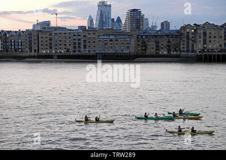 Personen Kajaks Paddeln auf der Themse in der Nähe von Rotherhithe mit Blick auf Wapping & Neue Kran Wharf & London England UK KATHY DEWITT Stockfoto