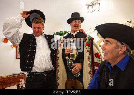 Traditionelle Hirten singen Volkslieder in einem alten Restaurant in Hortobagy, Ungarn Stockfoto