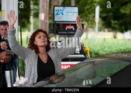 SUSAN SARANDON in DIE FIRMA, DIE SIE HALTEN (2012). Copyright: Nur die redaktionelle Nutzung. Kein Merchandising oder Buch deckt. Dies ist eine öffentlich verteilten Handzettel. Zugriffsrechte nur, keine Lizenz des Urheberrechts zur Verfügung gestellt. Nur in Verbindung mit Werbung für diesen Film. Credit: WILDWOOD ENTERPRISES/Album Stockfoto