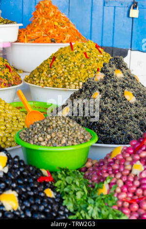 Verschiedene Oliven auf dem Markt in Marokko Stockfoto