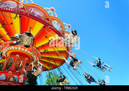 Kinder genießen, reiten ein Chairoplane Stockfoto