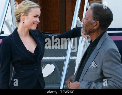 MORGAN FREEMAN und Radha Mitchell in dicken ALS DIEBE (2009). Copyright: Nur die redaktionelle Nutzung. Kein Merchandising oder Buch deckt. Dies ist eine öffentlich verteilten Handzettel. Zugriffsrechte nur, keine Lizenz des Urheberrechts zur Verfügung gestellt. Nur in Verbindung mit Werbung für diesen Film. Quelle: Millennium FILMS/Album Stockfoto