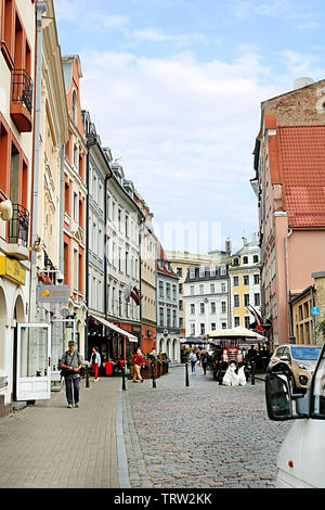 RIGA, Lettland - 28. AUGUST 2018: Blick auf die Tirgonu Street in der Altstadt Stockfoto