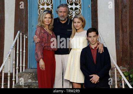 MICHELLE PFEIFFER, ROBERT DE NIRO, DIANNA AGRON und John D'LEO in der Familie (2013). Copyright: Nur die redaktionelle Nutzung. Kein Merchandising oder Buch deckt. Dies ist eine öffentlich verteilten Handzettel. Zugriffsrechte nur, keine Lizenz des Urheberrechts zur Verfügung gestellt. Nur in Verbindung mit Werbung für diesen Film. Credit: EUROPACORP / Album Stockfoto