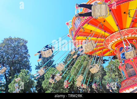 Kinder genießen, reiten ein Chairoplane Stockfoto