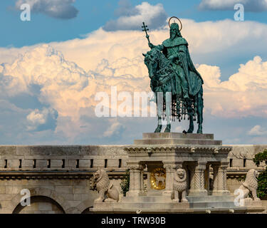 Die Reiterstatue des Hl. Stephanus in die Budaer Burg mit Wolken im Hintergrund Stockfoto