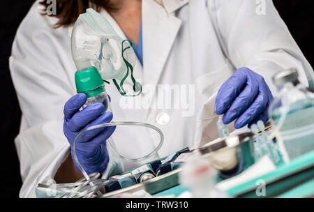 Krankenschwester bereitet Sauerstoffmaske im Krankenhaus, konzeptionelle Bild Stockfoto