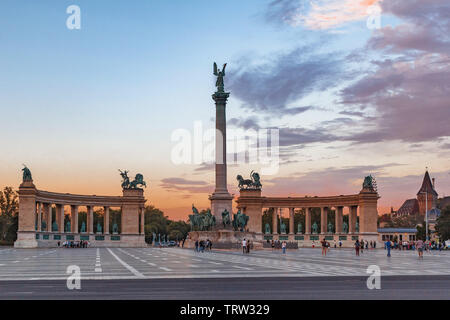 Heldenplatz in Budapest, Ungarn bei Dämmerung im Sommer Stockfoto