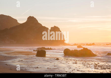 Sonnenuntergang am Strand von Amado, Algarve, Portugal; Europa Stockfoto