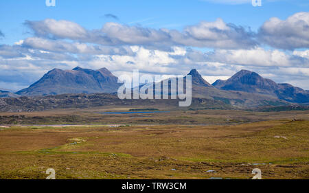 Assynt Berge von der Halbinsel in der Nähe von Achilitbuie, Coigach Wester Ross, Highlands, Schottland Stockfoto