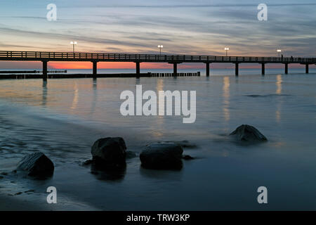 Pier am Abend, Kühlungsborn, Mecklenburg-Vorpommern, Deutschland Stockfoto