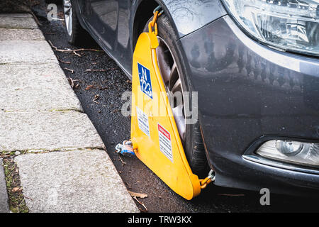 Dublin, Irland - 11. Februar 2019: Auto von einem Rad Bügel in einem Straße der Innenstadt an einem Wintertag blockiert Stockfoto