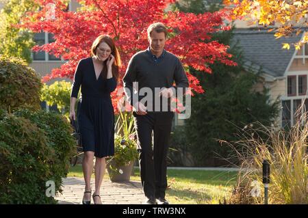 JULIANNE MOORE und Greg Kinnear in der englischen Lehrer (2013). Copyright: Nur die redaktionelle Nutzung. Kein Merchandising oder Buch deckt. Dies ist eine öffentlich verteilten Handzettel. Zugriffsrechte nur, keine Lizenz des Urheberrechts zur Verfügung gestellt. Nur in Verbindung mit Werbung für diesen Film. Credit: ARTINA FILME/Album Stockfoto