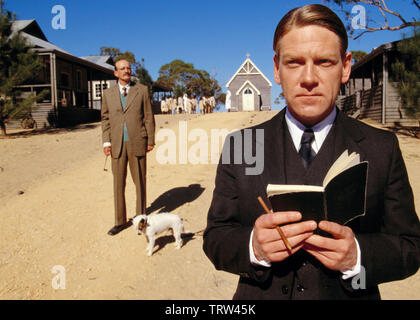 KENNETH BRANAGH in Rabbit-PROOF FENCE (2002). Copyright: Nur die redaktionelle Nutzung. Kein Merchandising oder Buch deckt. Dies ist eine öffentlich verteilten Handzettel. Zugriffsrechte nur, keine Lizenz des Urheberrechts zur Verfügung gestellt. Nur in Verbindung mit Werbung für diesen Film. Credit: RUMBARALA FILME/OLSEN ABGABE/HANWAY/AUSTRALIAN FILM FINANCE/Album Stockfoto