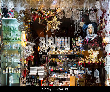 Souvenir shop Fenster zur Weihnachtszeit, Straßburg, Elsass, Frankreich, Europa, Stockfoto