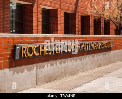 Rochester, New York, USA. Juni 11, 2019. Das Äußere des Rochester Gemeinschaft War Memorial, auch als die Blue Cross Arena, ein Sport- und Konzert bekannt Stockfoto