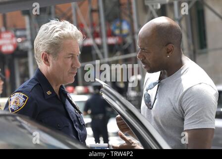 RICHARD GERE und Antoine Fuqua in Brooklyn'S FINEST (2009). Copyright: Nur die redaktionelle Nutzung. Kein Merchandising oder Buch deckt. Dies ist eine öffentlich verteilten Handzettel. Zugriffsrechte nur, keine Lizenz des Urheberrechts zur Verfügung gestellt. Nur in Verbindung mit Werbung für diesen Film. Quelle: Millennium films/Thunder Road Produktionen/Album Stockfoto